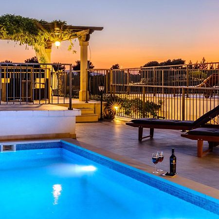 Villa Julia With Heated Pool, Ideal For Large Groups Милна Екстер'єр фото