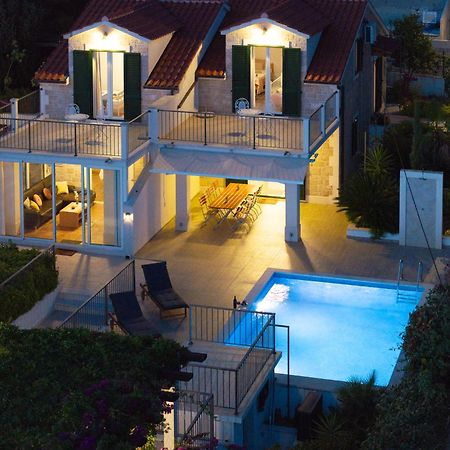 Villa Julia With Heated Pool, Ideal For Large Groups Милна Екстер'єр фото