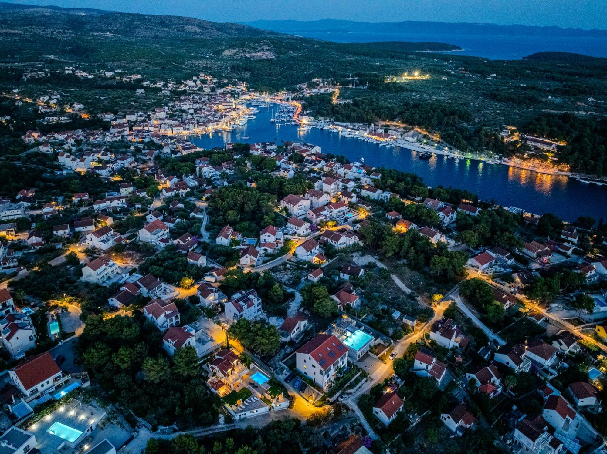 Villa Julia With Heated Pool, Ideal For Large Groups Милна Екстер'єр фото