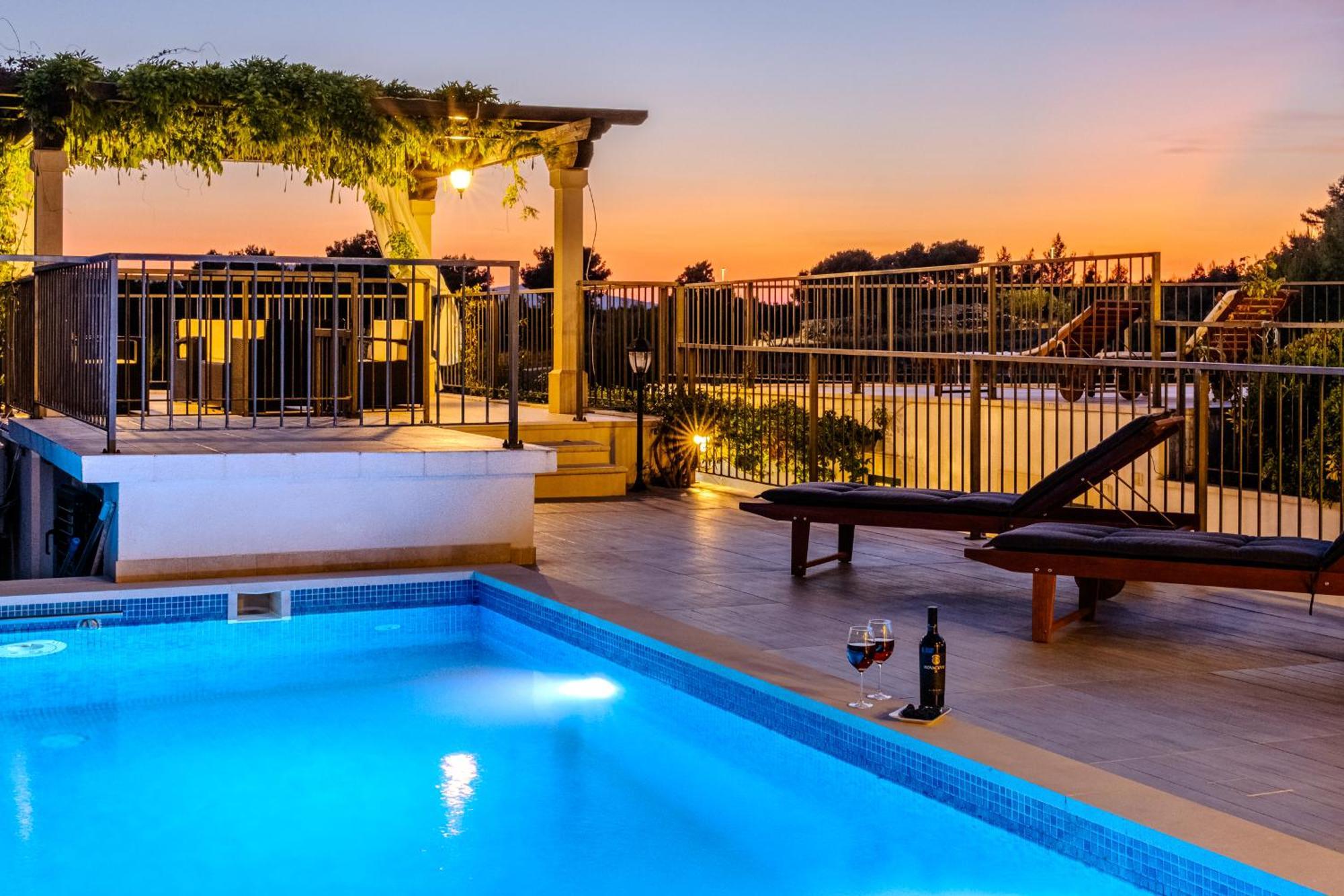 Villa Julia With Heated Pool, Ideal For Large Groups Милна Екстер'єр фото
