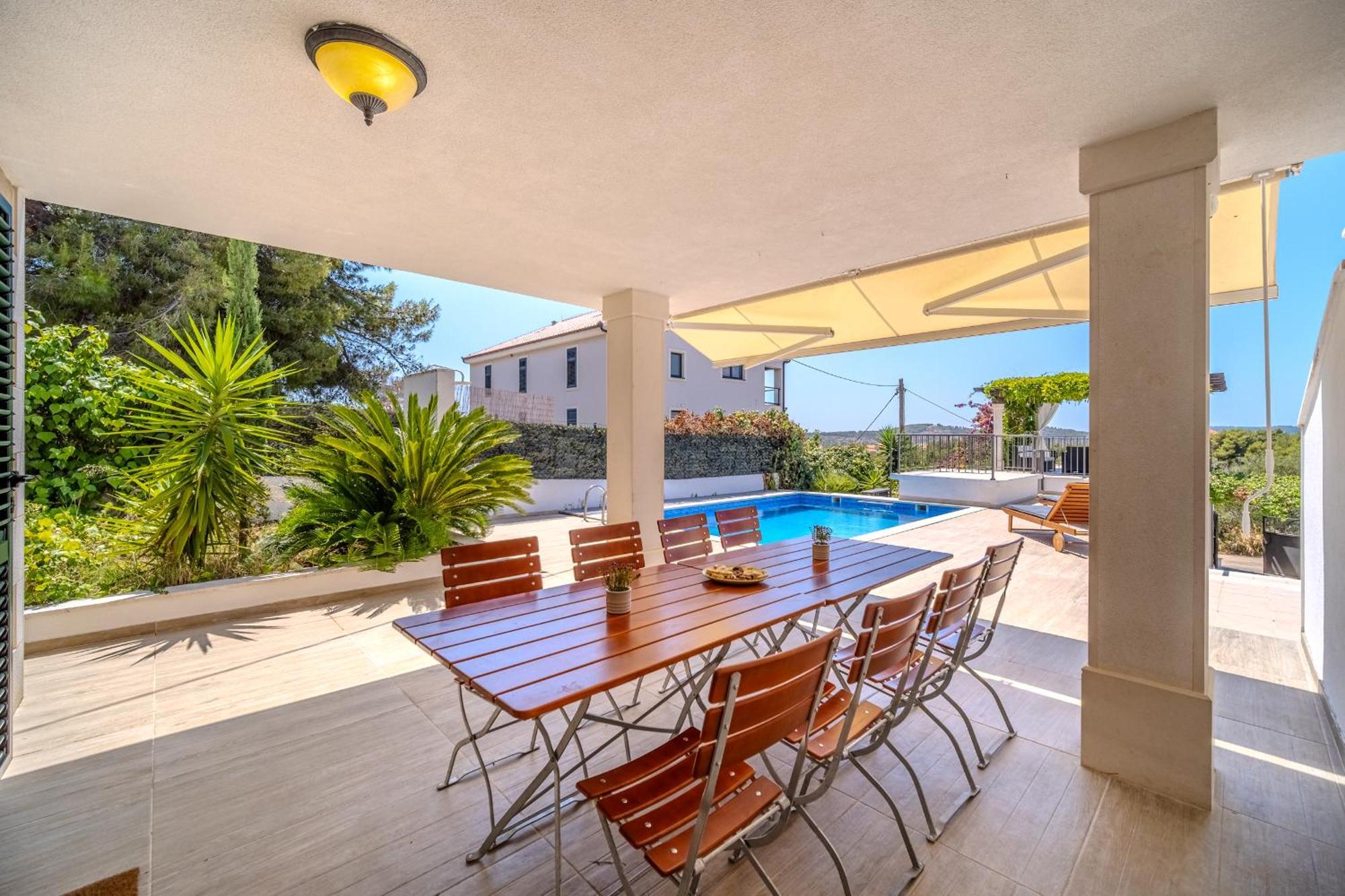 Villa Julia With Heated Pool, Ideal For Large Groups Милна Екстер'єр фото