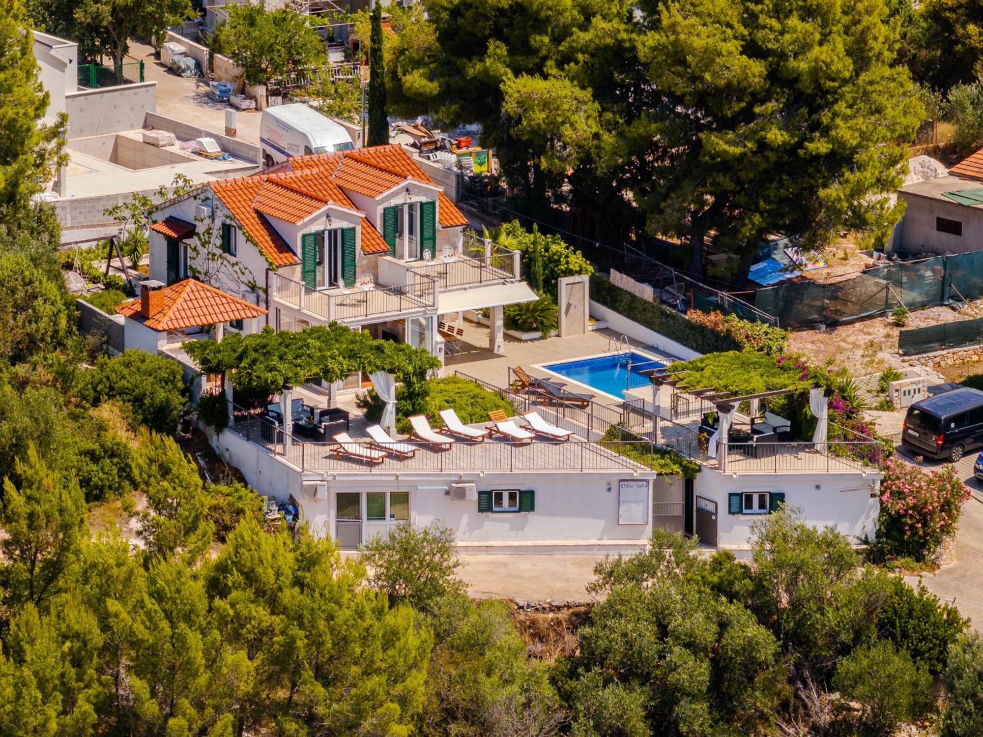 Villa Julia With Heated Pool, Ideal For Large Groups Милна Екстер'єр фото