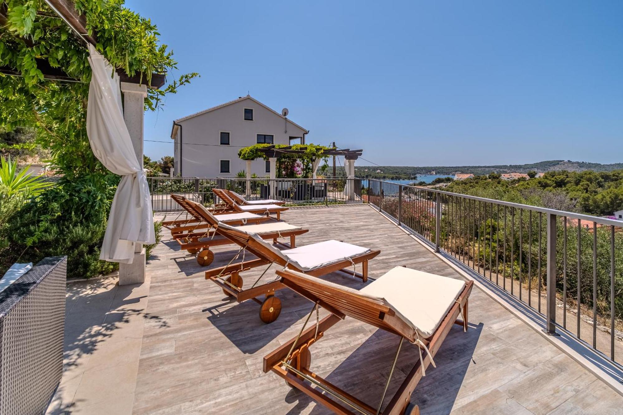 Villa Julia With Heated Pool, Ideal For Large Groups Милна Екстер'єр фото