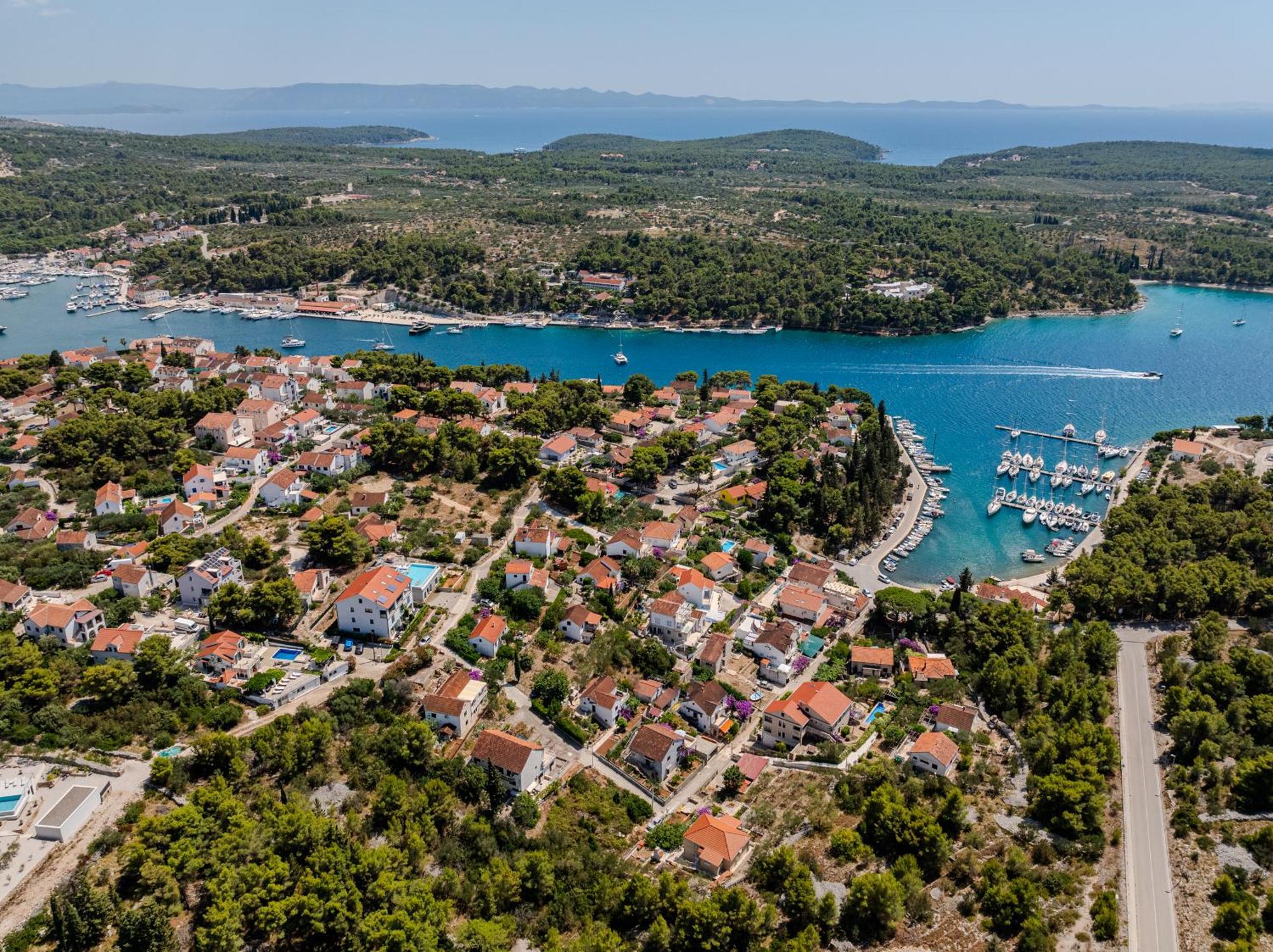 Villa Julia With Heated Pool, Ideal For Large Groups Милна Екстер'єр фото