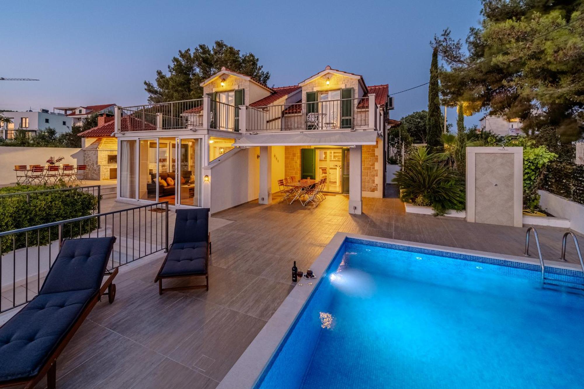 Villa Julia With Heated Pool, Ideal For Large Groups Милна Екстер'єр фото