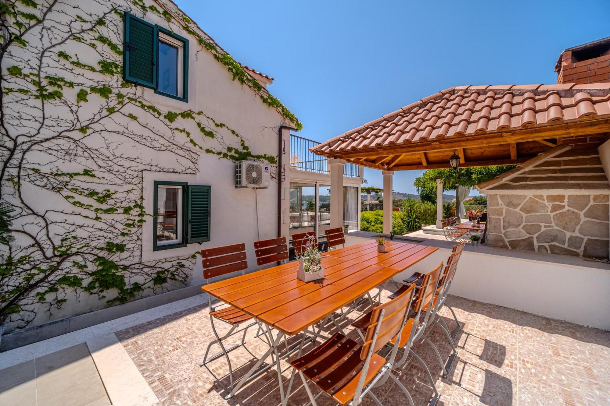 Villa Julia With Heated Pool, Ideal For Large Groups Милна Екстер'єр фото