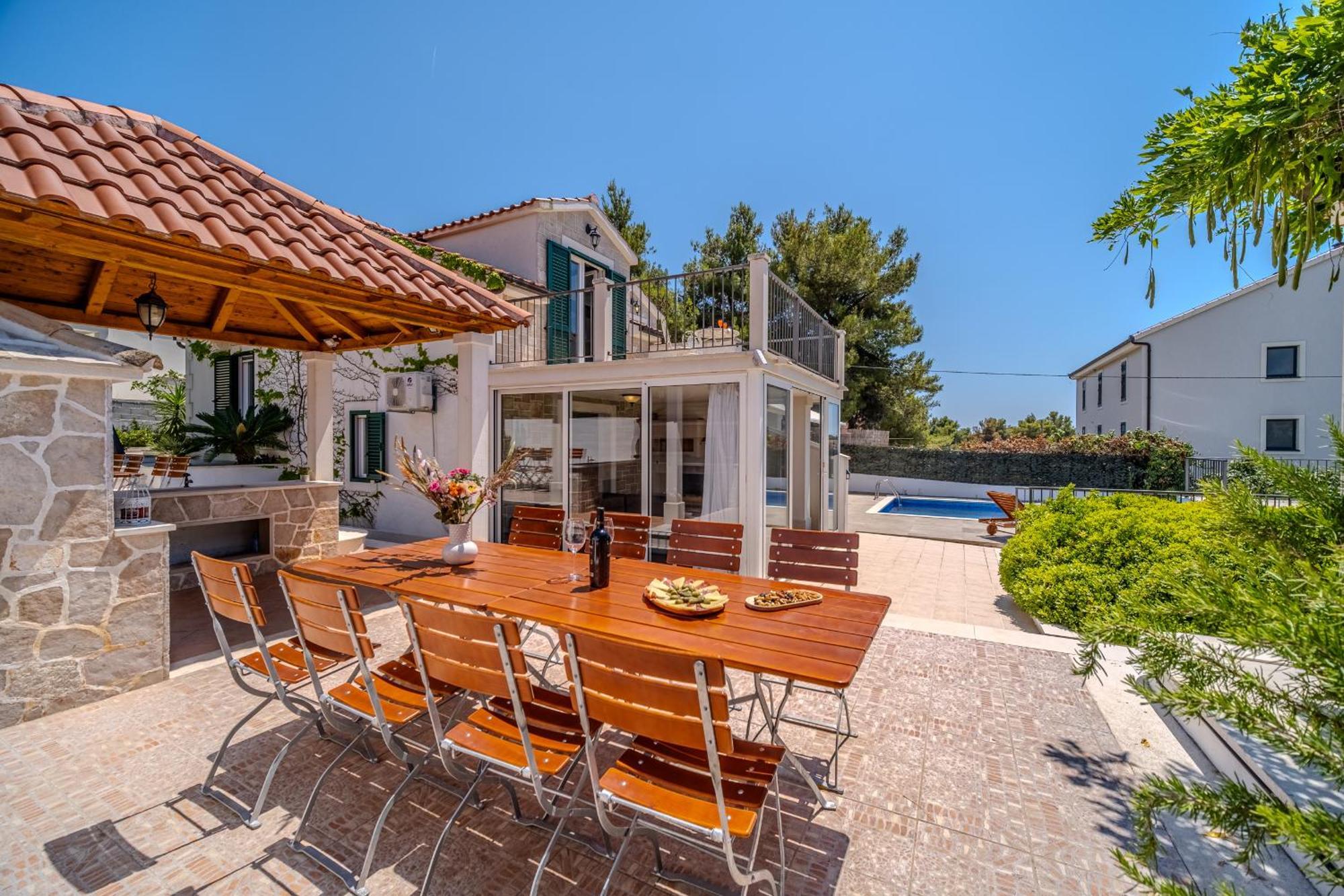 Villa Julia With Heated Pool, Ideal For Large Groups Милна Екстер'єр фото