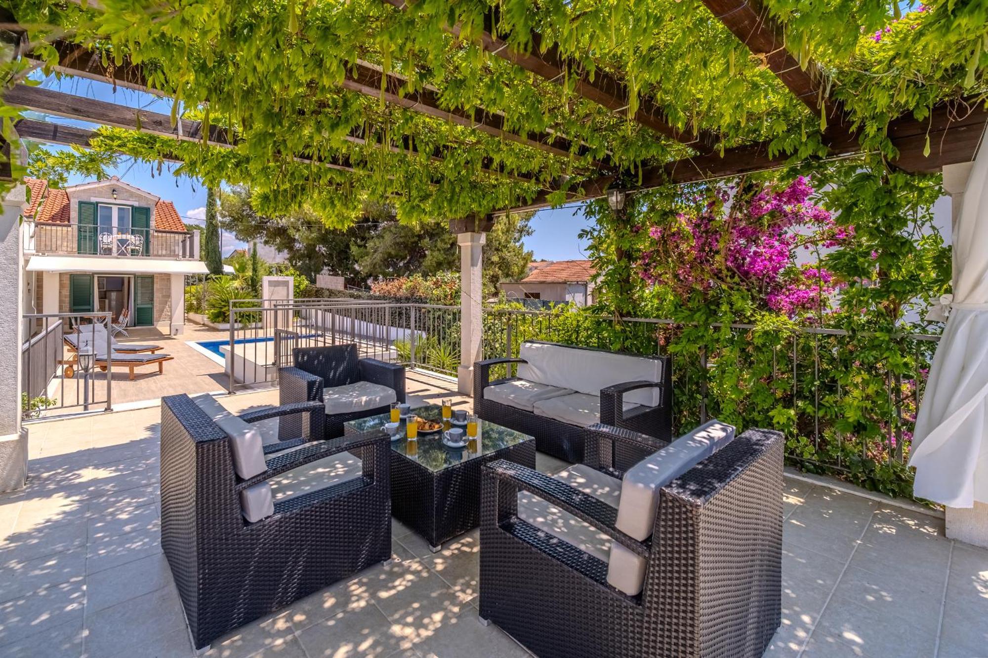 Villa Julia With Heated Pool, Ideal For Large Groups Милна Екстер'єр фото