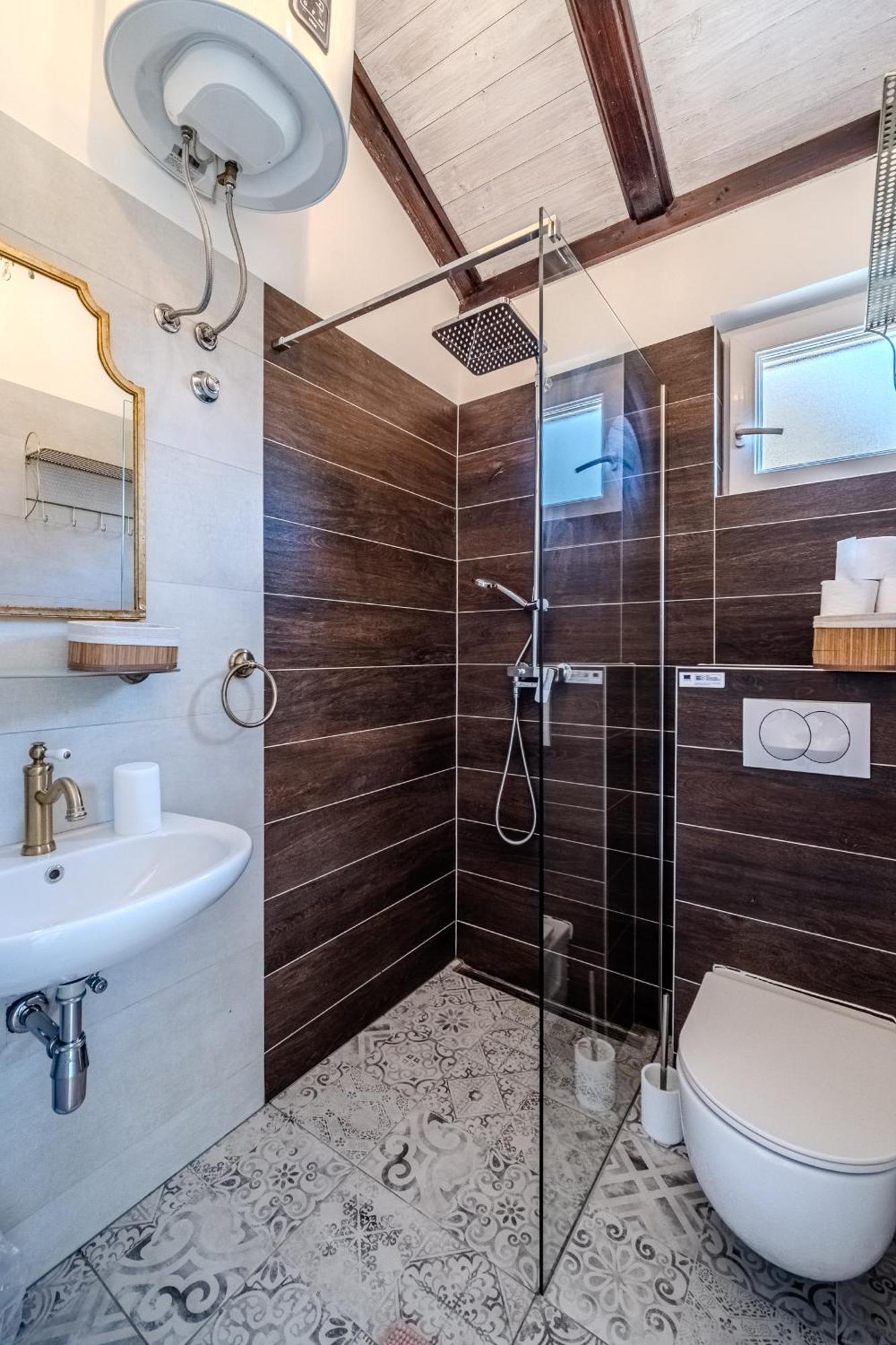 Villa Julia With Heated Pool, Ideal For Large Groups Милна Екстер'єр фото