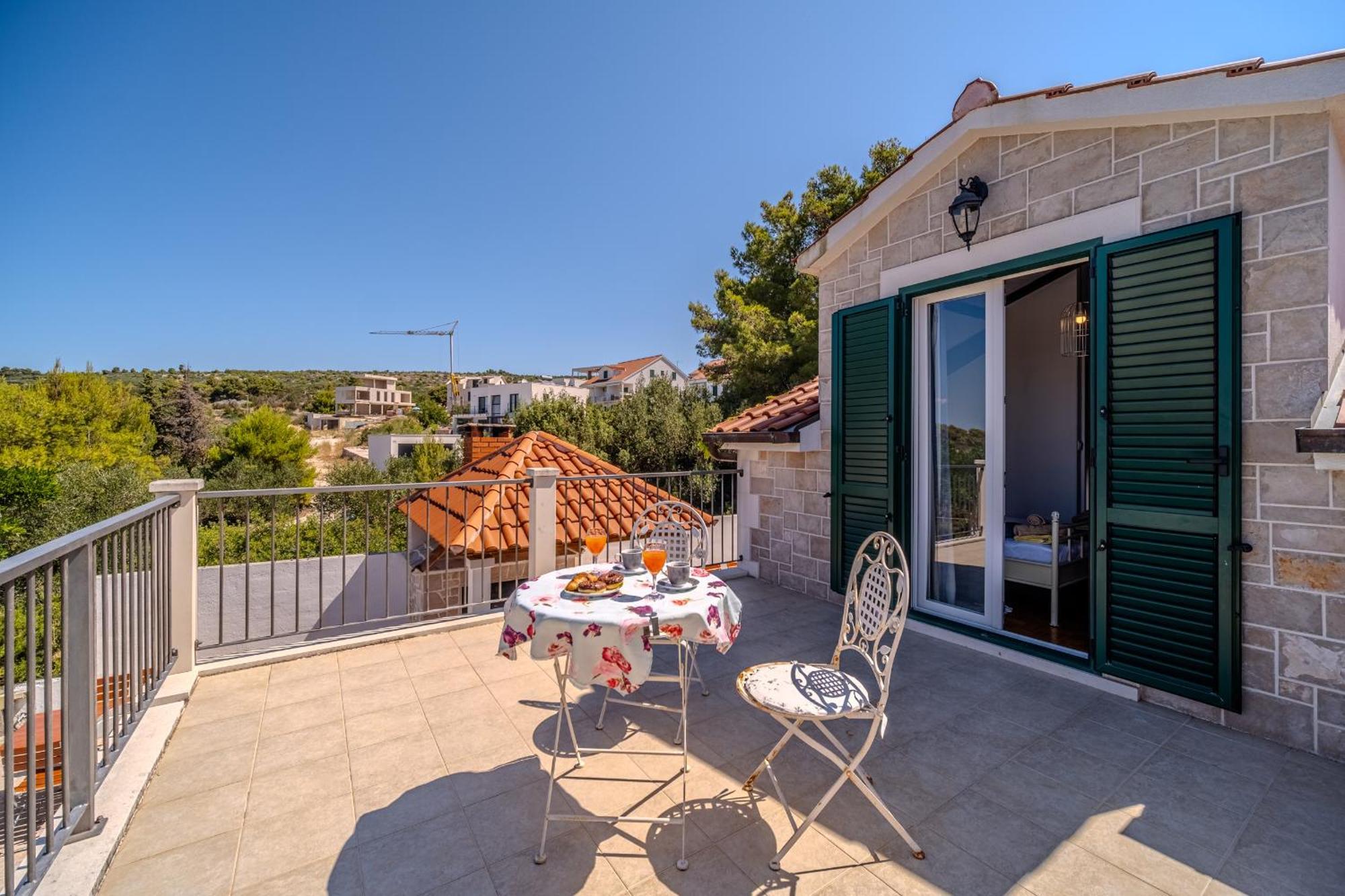 Villa Julia With Heated Pool, Ideal For Large Groups Милна Екстер'єр фото