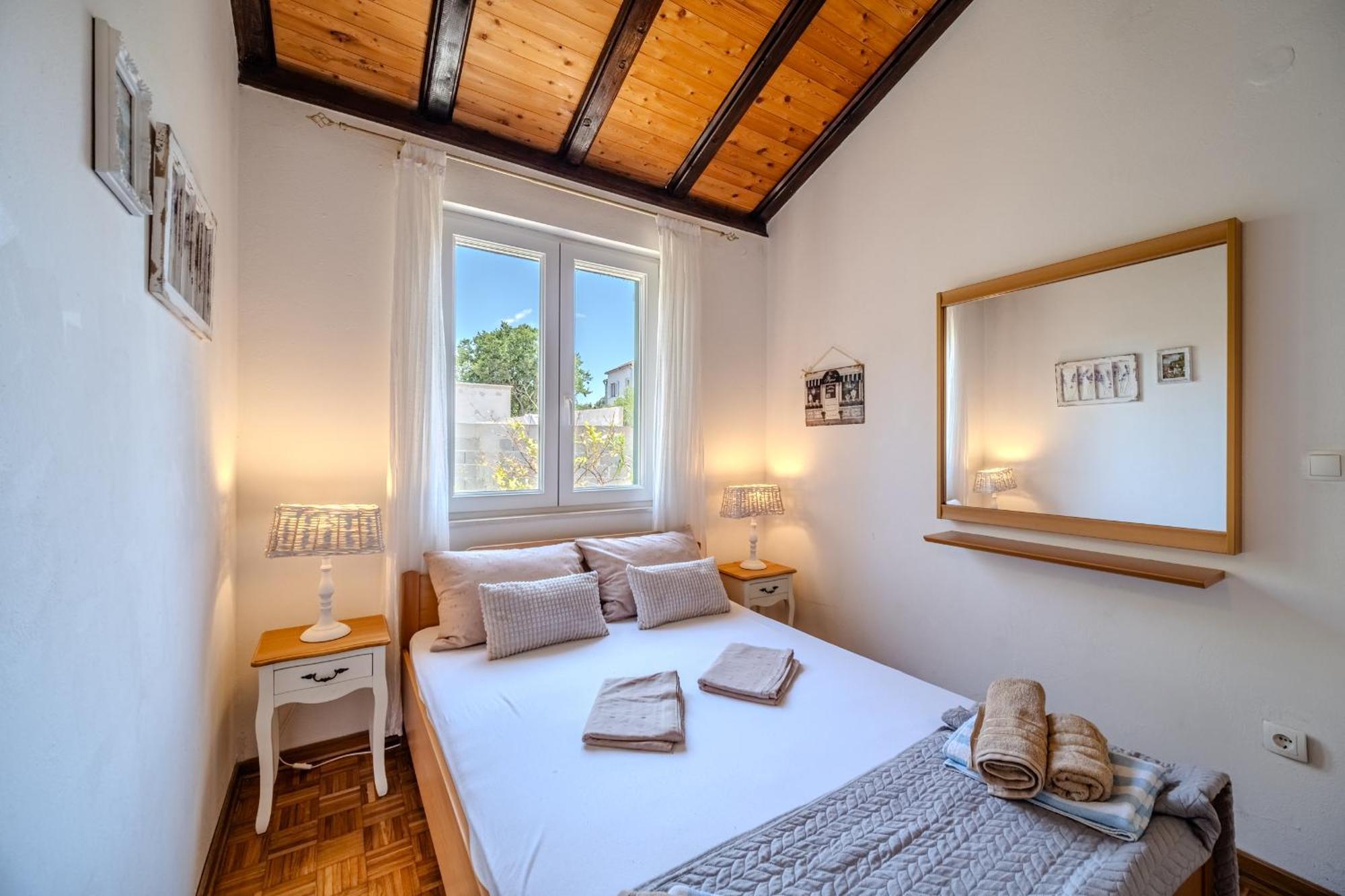 Villa Julia With Heated Pool, Ideal For Large Groups Милна Екстер'єр фото