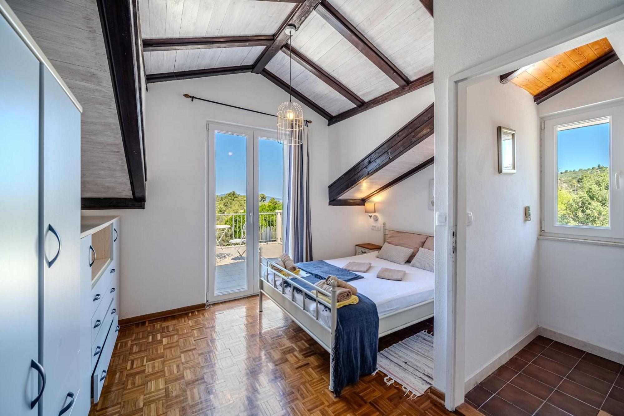 Villa Julia With Heated Pool, Ideal For Large Groups Милна Екстер'єр фото