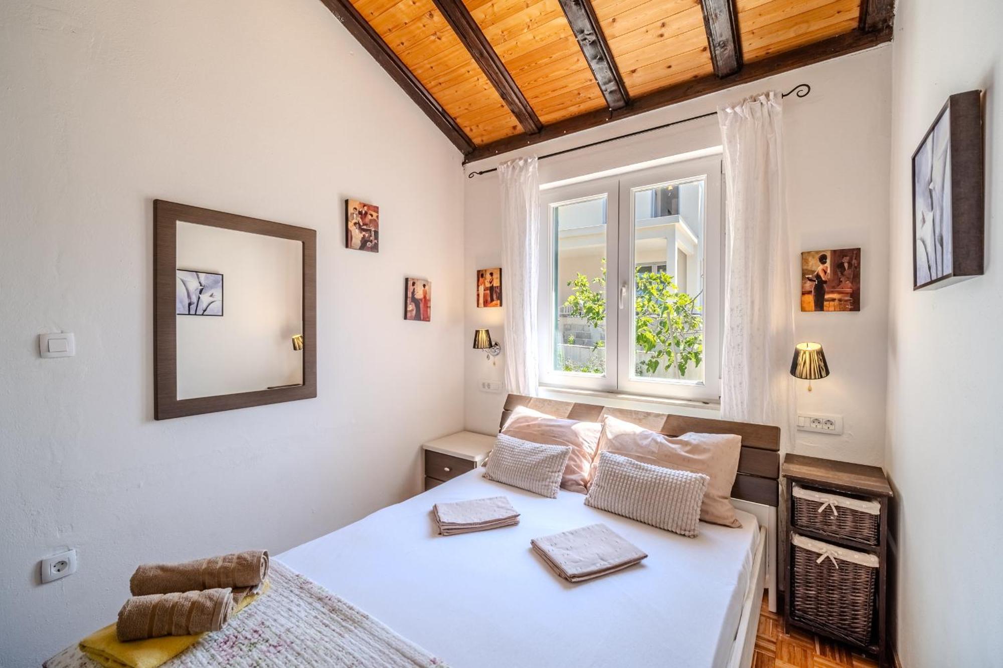 Villa Julia With Heated Pool, Ideal For Large Groups Милна Екстер'єр фото