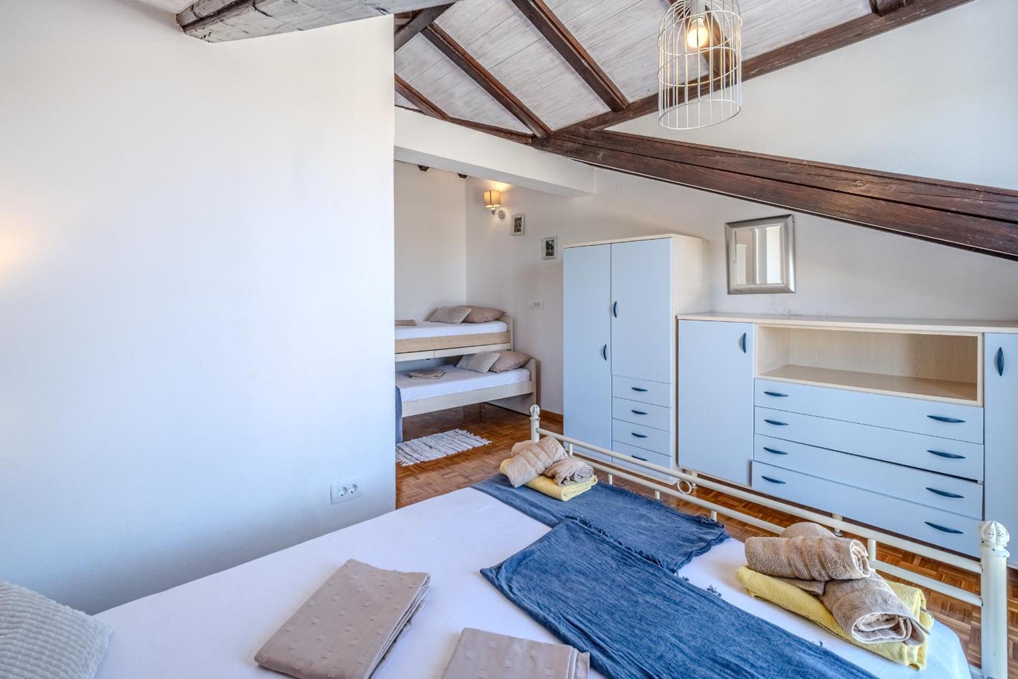 Villa Julia With Heated Pool, Ideal For Large Groups Милна Екстер'єр фото