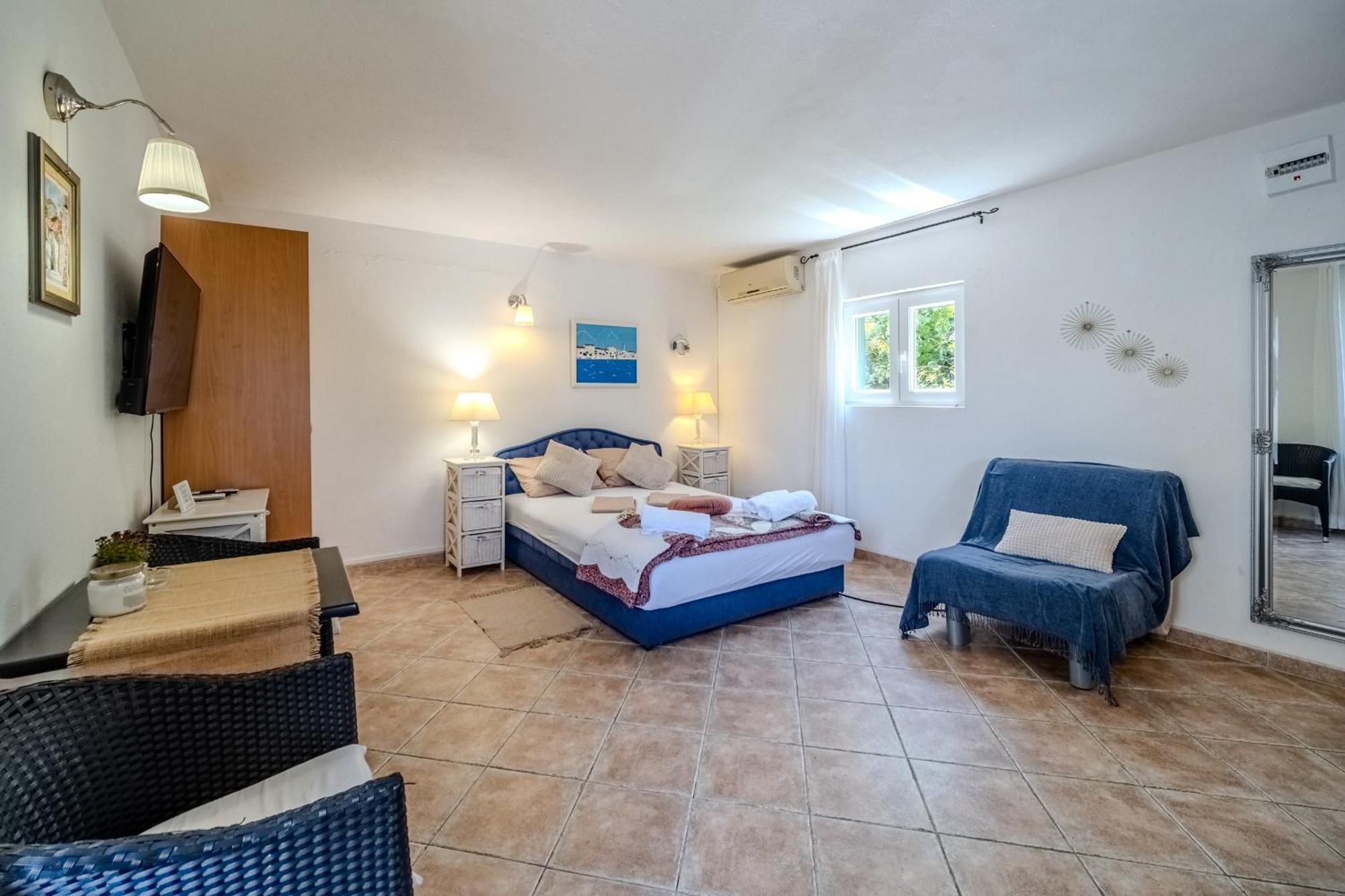 Villa Julia With Heated Pool, Ideal For Large Groups Милна Екстер'єр фото